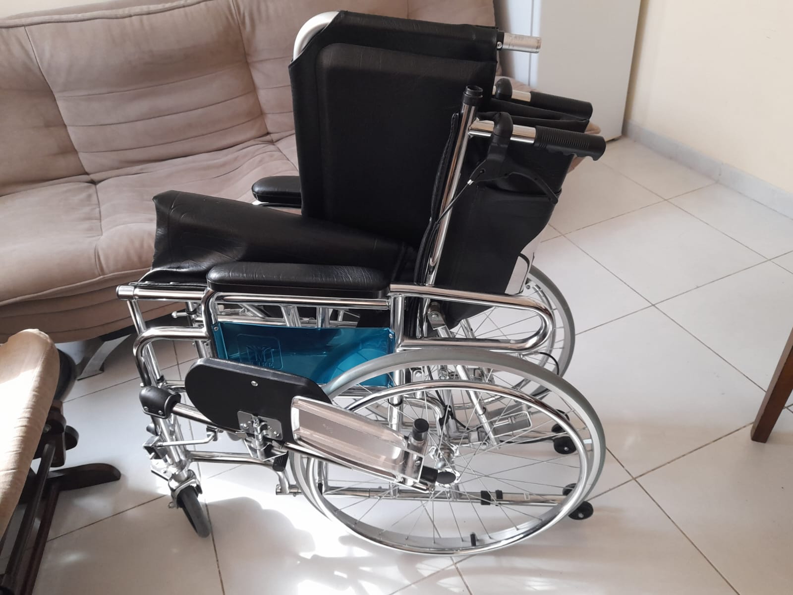 Manual wheel chair with foot rest
